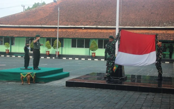 Danmenarmed 2 Kostrad Letkol Arm Siswo Budiarto saat upacara bendera 17-an di Yonbekang 2 Kostrad 