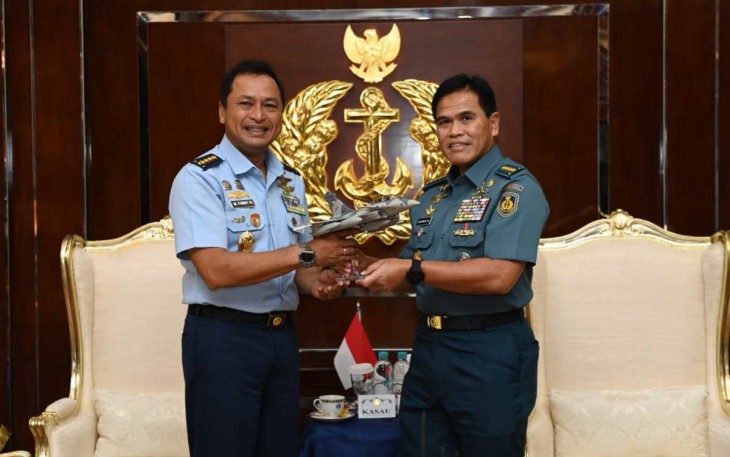 Kasal Laksamana TNI Muhammad Ali menerima cenderamata dari Kasau, Jakarta, Kamis (18/4)