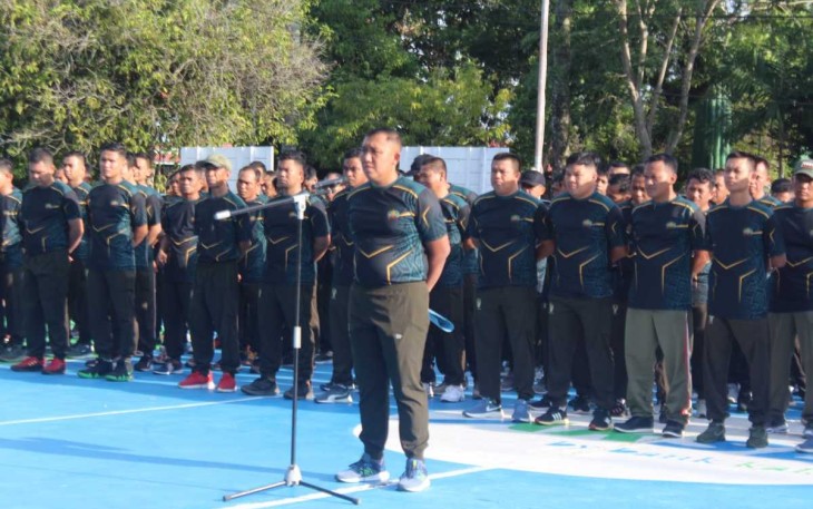 Dandim 1001/HSU-BLG Letkol Kav Gunantyo Ady Wiryawan saat pimpin apel bersama secara vicon jajaran Kodam VI/Mulawarman, Sabtu (20/4)