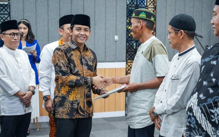 Wamen ATR/BPN Raja Juli Antoni saat memberikan sertipikat tanah wakaf di Kabupaten Bekasi