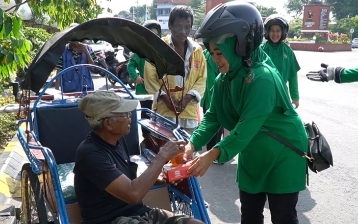 Kegiatan baksos Persit Korem 081/DSJ