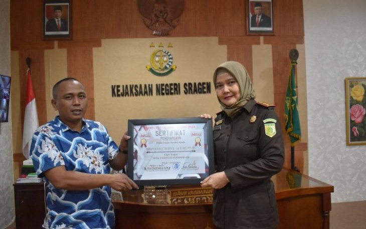 Kepala Kejaksaan Negeri Sragen Virginia Hariztavianne saat menerima penghargaan 