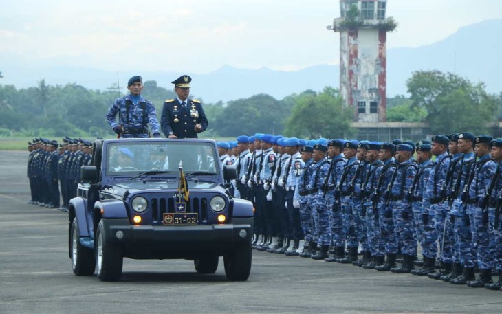 Danlanud Sultan Hasanuddin Marsma TNI Bonang Bayuaji G, saat inspeksi pasukan dalam upacara peringatan HUT ke 78 TNI AU, Senin (22/4)