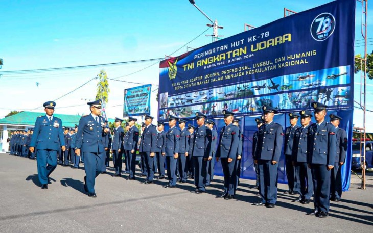 Danlanud SUT Kolonel Nav Sani Salman Nuryadin saat inspeksi pasukan dalam upacara HUT ke 78 TNI AU, Senin (22/4)