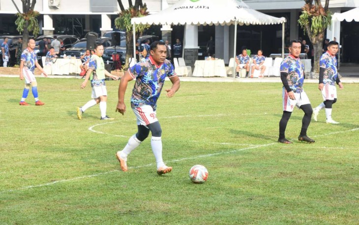Pangdam Jaya Mayjen TNI Mohamad Hasan saat menggiring bola, Selasa (23/4)
