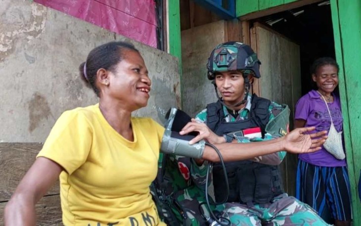 Pelayanan kesehatan door to door Satgas Yonif 310/KK