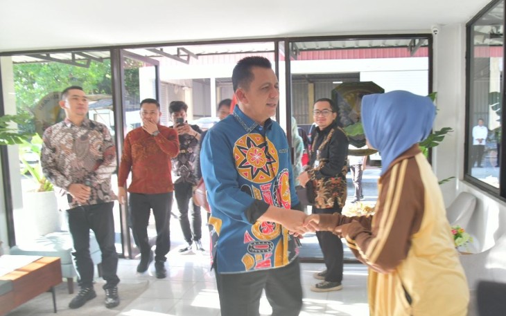 Gubernur Ansar Ahmad Ngobrol Santai dengan Pengguna Rumah Singgah Mahligai Keris