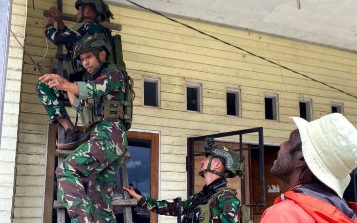 Pemasangan aliran listrik di rumah kepala kampung