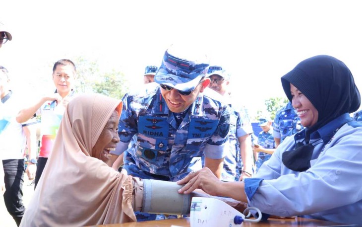 Danlanud Adi Soemarmo Marsma TNI Ridha Hermawan menyapa warga masyarakat dalam bakti kesehatan TNI AU di desa Sobokerto