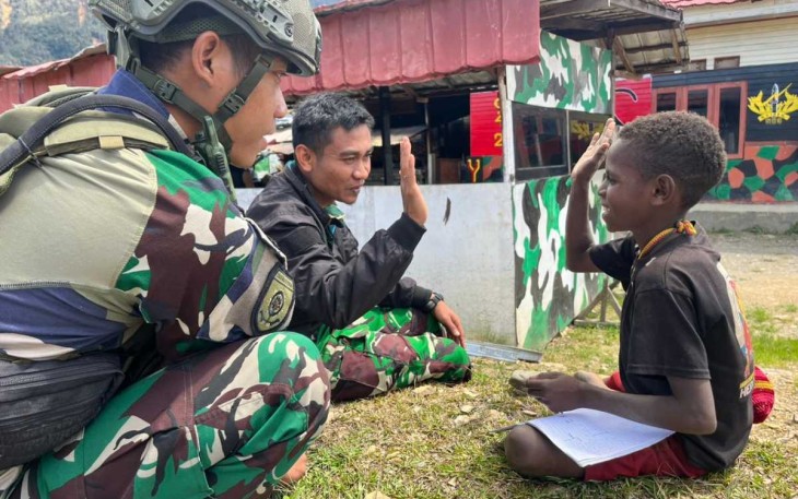 Keceriaan anak-anak saat belajar dengan bapak tentara