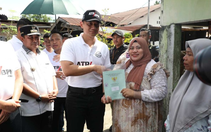 Menteri ATR/BPN Agus Harimurti Yudhoyono saat menyerahkan sertipikat warga Kelurahan Romangpolong, Kabupaten Gowa, Provinsi Sulsel, Sabtu (27/4)