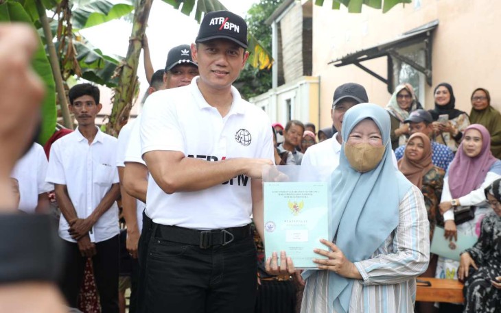 Menteri ATR/BPN Agus Harimurti Yudhoyono saat menyerahkan sertipikat warga Kelurahan Romangpolong, Kabupaten Gowa, Provinsi Sulsel, Sabtu (27/4)