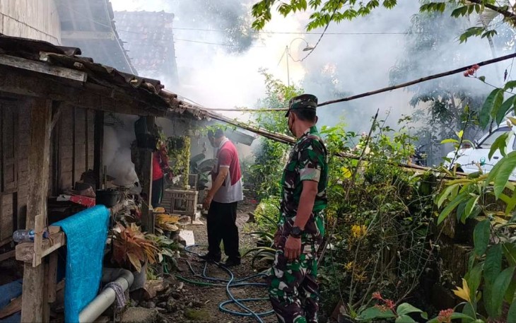 Petugas Kesehatan Melakukan Fogging di Wilayah Terjangkit DBD