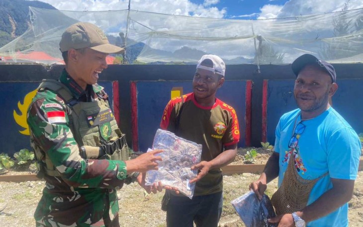 Prajurit Condromowo berikan bantuan sekolah anak-anak Papua 