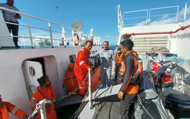 Bakamla RI Evakuasi ABK Kapal Tanzania Terbakar di Perairan Pulau Timor 