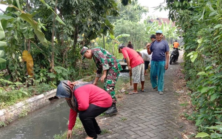 Kerja bakti bersihkan lingkungan bersama warga