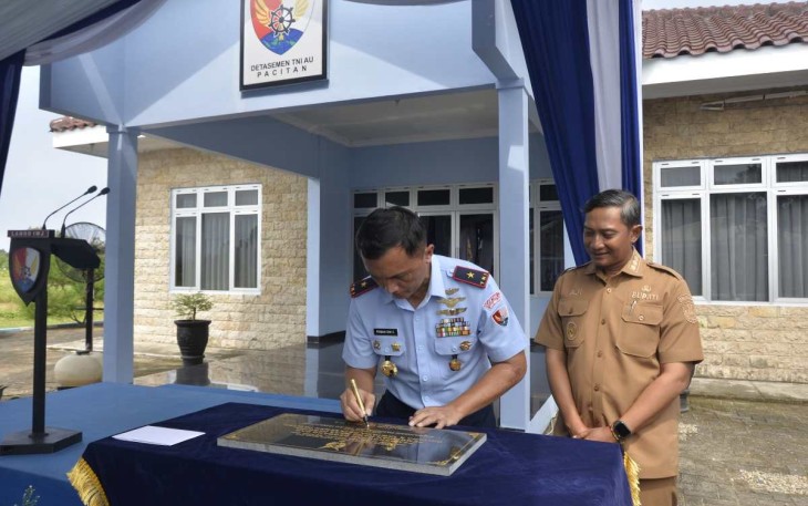 Danlanud Iswahjudi Marsma TNI Firman Dwi Cahyono, M.A., saat meresmikan fasilitas detasemen di Pacitan 