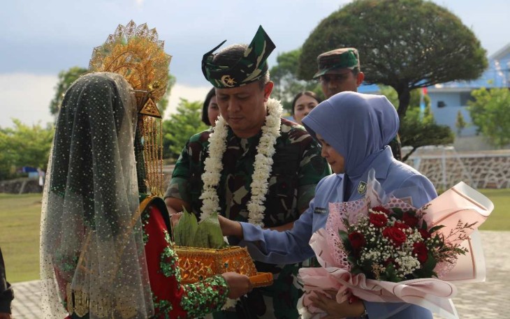 Pangkoopsud I Marsda TNI Mohammad Nurdin dan ibu saat menerima kalungan bunga di Lanud Hang Nadim Batam