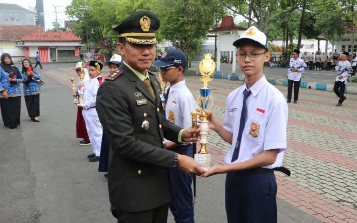 Dandim 0807/Tulungagung Letkol Czi Nooris Agus Rinanto saat memberikan piala siswa berprestasi 