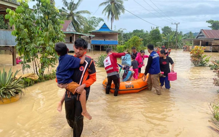 Evakuasi warga terdampak banjir di Kabupaten Wajo