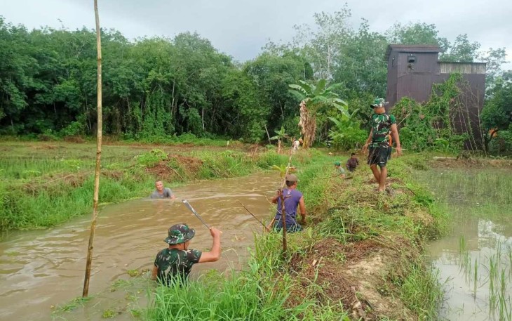 Pembersihan sampah di aliran sungai desa Sirap