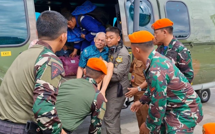 Helikopter Carakal H-225M TNI AU Evaluasi 36 Lansia dan Anak-anak Dari Desa Terisolir 