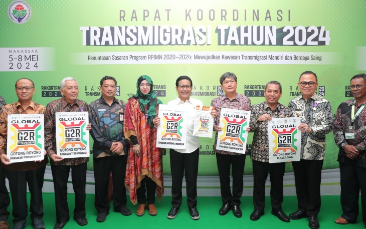 Mendes PDTT Abdul Halim Iskandar foto bersama saat rakor transmigrasi di Makassar Sulsel