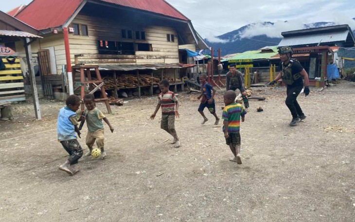 Bermain bola dengan anak-anak di distrik Sugapa
