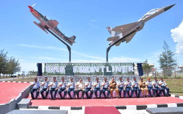 Foto bersama usai peresmian tugu pesawat lanud RSA