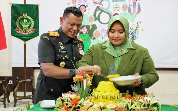 Danrem 121/Abw Brigjen TNI Luqman Arief saat potong tumpeng HUT Persit ke 78