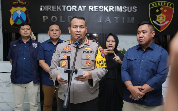 Kabid Humas Polda Jatim Kombes Dirmanto saat memberikan keterangan pers 