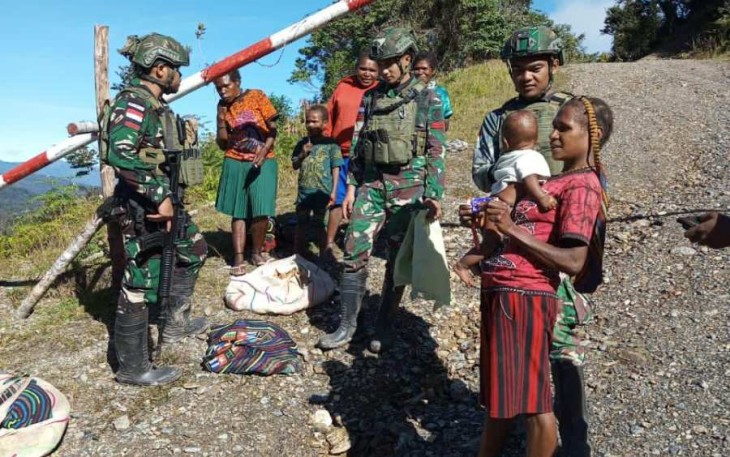 Masyarakat melintas di depan pos Tk Bilogai Ksatria Condromowo 