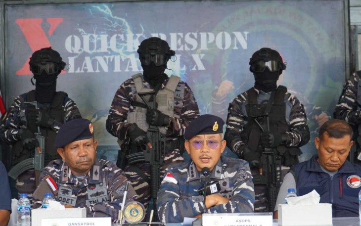 Asops Danlantamal X Kolonel Laut (P) Yustus Nasarius Rossi saat memberikan keterangan pers 