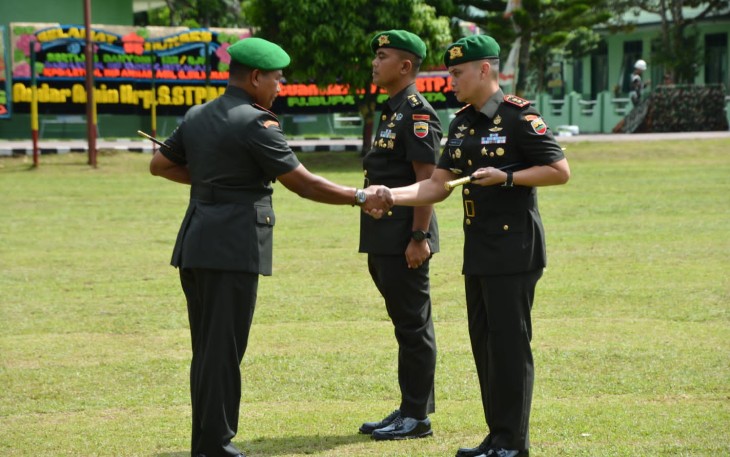 Danrem 023/KS Kolonel Inf Lukman Hakim saat melantik Danyonif 123/RW Letkol Inf Anhar Agil Gunawan, Sabtu (11/5)