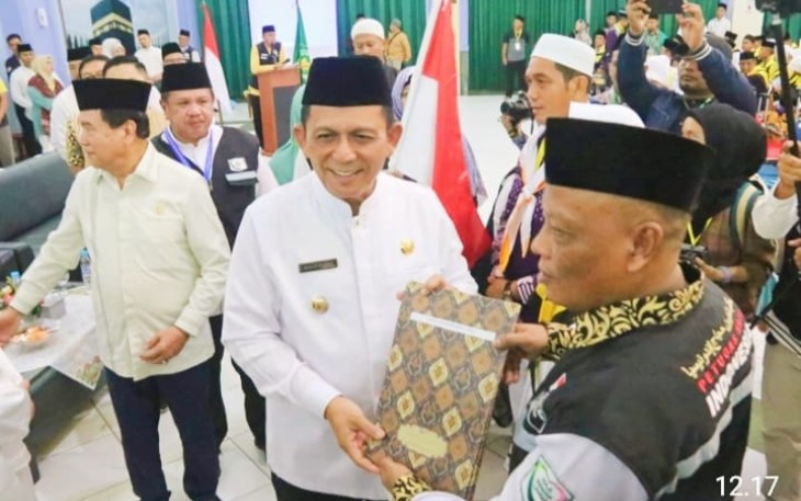 487 Jemaah Calon Haji Kloter 1 Embarkasi Batam di Lepas Gubernur Kepri Ansar Ahmad 