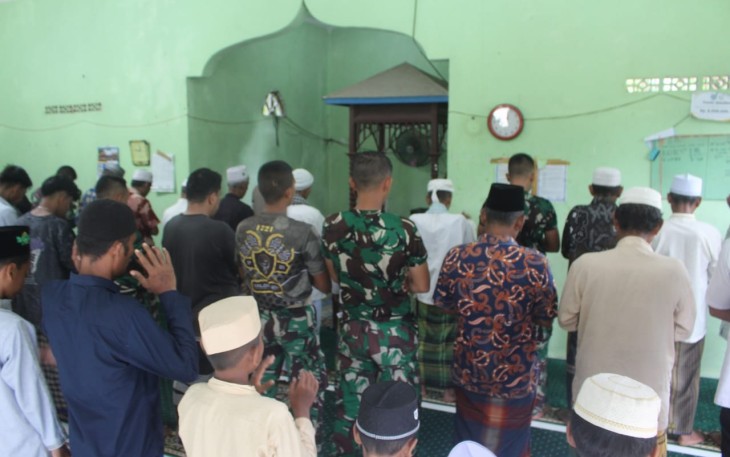 Sholat berjamaah di lokasi TMMD Kodim Labuhanbatu 