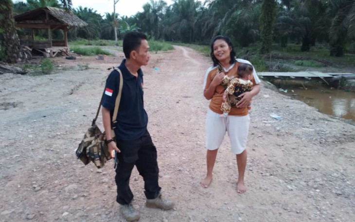 Tiur Boru Marbun saat menceritakan dagangannya laris diserbu pembeli