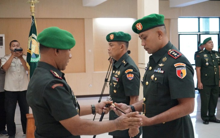 Danrem 081/DSJ Kolonel Inf H. Sugiyono menyerahkan tongkat komando 