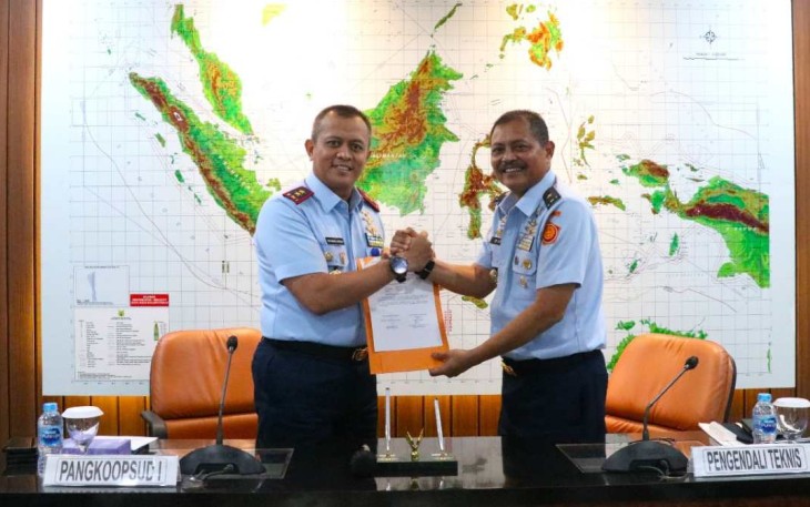 Pangkoopsud I Marsda TNI Mohammad Nurdin saat menerima hasil audit Itjen TNI