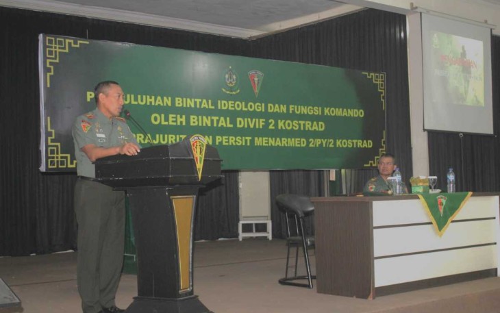 Danmenarmed 2 Kostrad Letkol Arm Siswo Budiarto memberikan sambutan dalam acara penyuluhan bintal fungsi komando, Senin (13/5)