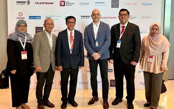 Foto bersama Rektor Universitas Pertamina bersama dengan Dirjen Diktiristek, Prof. Dr. rer. nat. Abdul Haris, M.Sc dan perwakilan dari Univeritas Indonesia serta Universitas Airlangga
