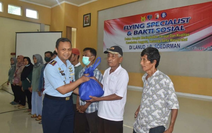 Danlanud J.B Soedirman Letkol Pnb Tatag Onne Setiawan memberikan paket bantuan sembako
