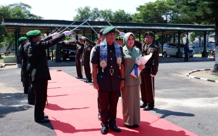 Tradisi pedang pora Kodim Pacitan 