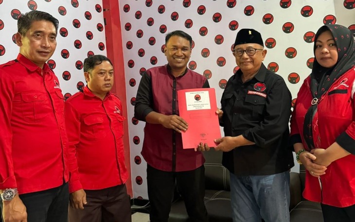 Mewakili Hengki Kurniawan, Salah Satu Sahabat Hengki Kurniawan Saat Menyerahkan Formulir Pendaftaran Bakal Calon Bupati Blitar kepada Ketua DPC PDIP Kabupaten Blitar Rijanto (Foto : Tim Hengki Kurniawan untuk Klikwarta.com)
