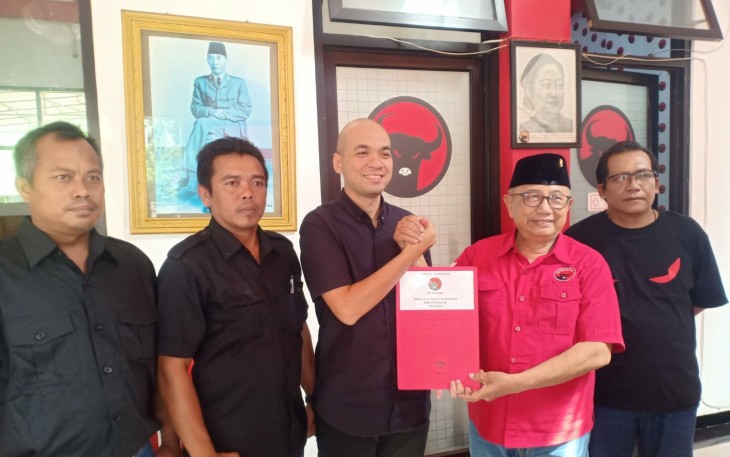Yosi Tutut Gunawan Serahkan Kelengkapan Formulir Pendaftaran Bakal Calon Bupati Blitar ke DPC PDIP Kabupaten Blitar