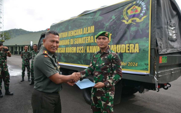 Danrem 023/KS Kolonel Inf Lukman Hakim menyerahkan bantuan untuk korban terdampak banjir bandang di Sumatera Barat 