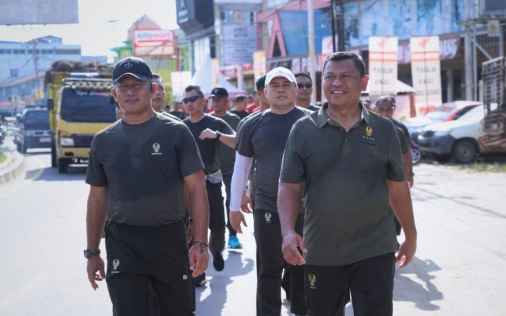 Danrem 121/Abw Brigjen TNI Luqman Arief saat berolahraga bersama jajaran 