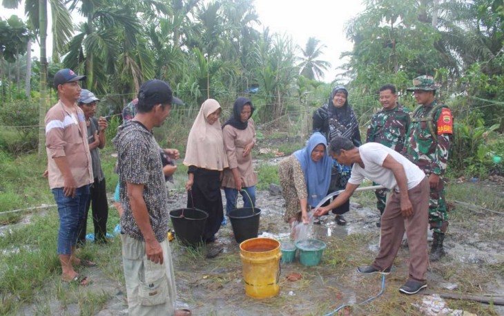 Air sumur bor program unggulan Kasad di Desa Selat Beting 