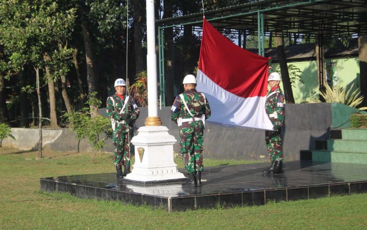 Upacara bendera prajurit Menarmed 2 Kostrad 