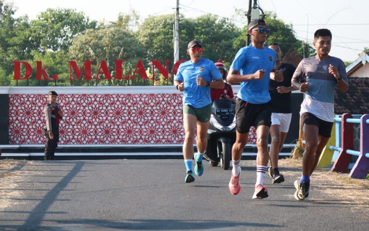Kapolres Karanganyar AKBP Jerrold Hendra Yosef Kumontoy (berlari paling kiri) bersama peserta Fun Run Village to Village di wilayah Kebakkramat, Jumat (17/5/2024) pagi